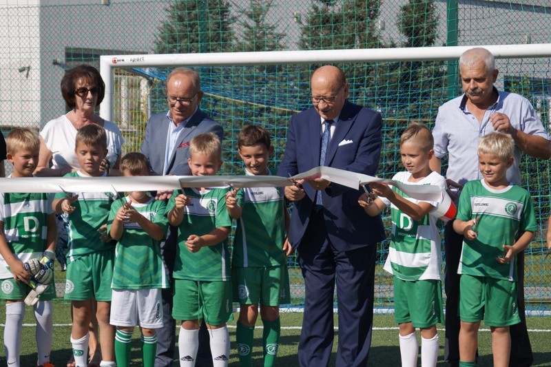 Uroczyste przecięcie wstęgi - Prezydent Rzeszowa i młodzi piłkarze otwierają boisko na Nowym Mieście